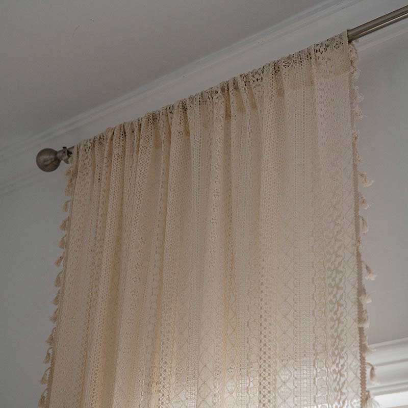 Tenda in cotone beige con nappe traforate