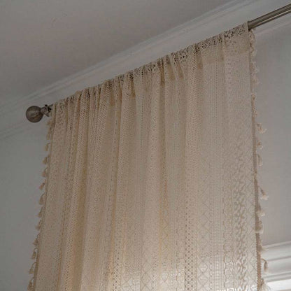 Tenda in cotone beige con nappe traforate