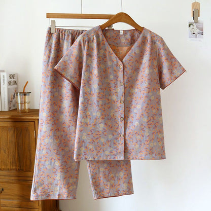 Completo da casa in cotone con bottoni e scollo a V