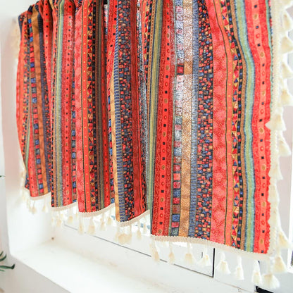 Tenda a strati con nappe a motivo scozzese colorato