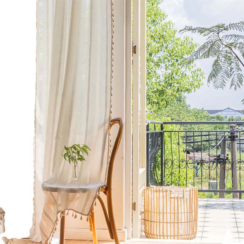 Tenda a righe semi-oscuranti con nappe traforate