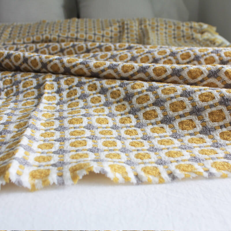 Coperta per divano lavorata a maglia Ownkoti con nappe