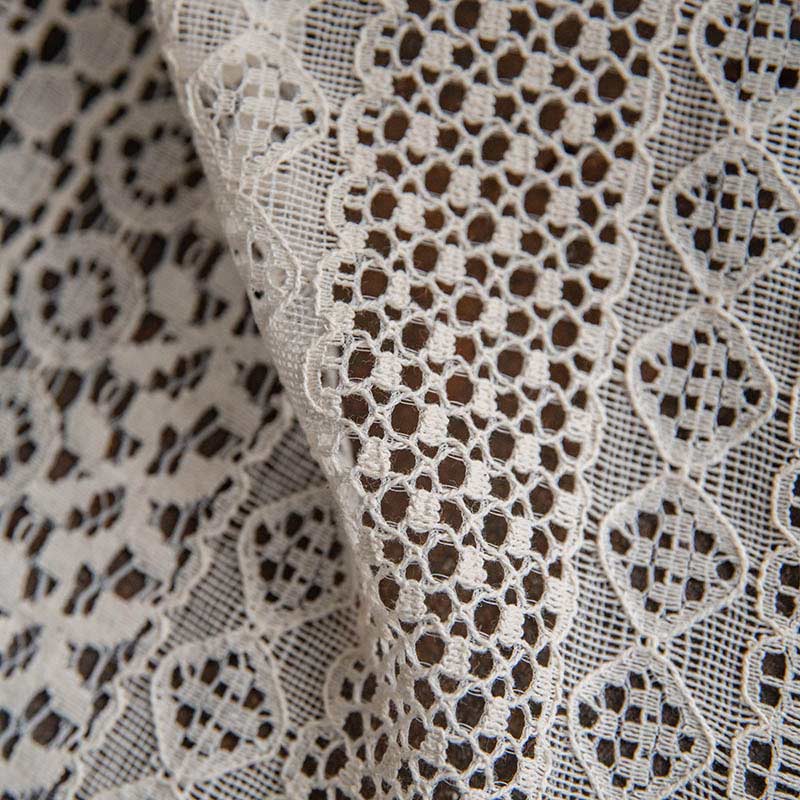 Tenda in cotone beige con nappe traforate