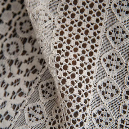 Tenda in cotone beige con nappe traforate