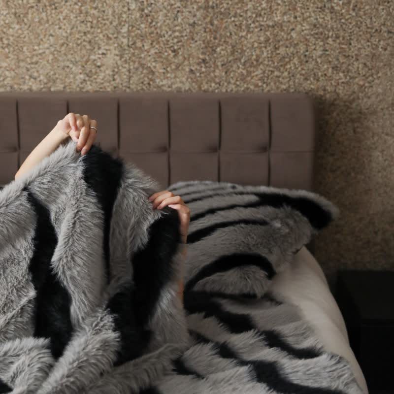 Coperta in pelliccia sintetica con stampa zebra moderna