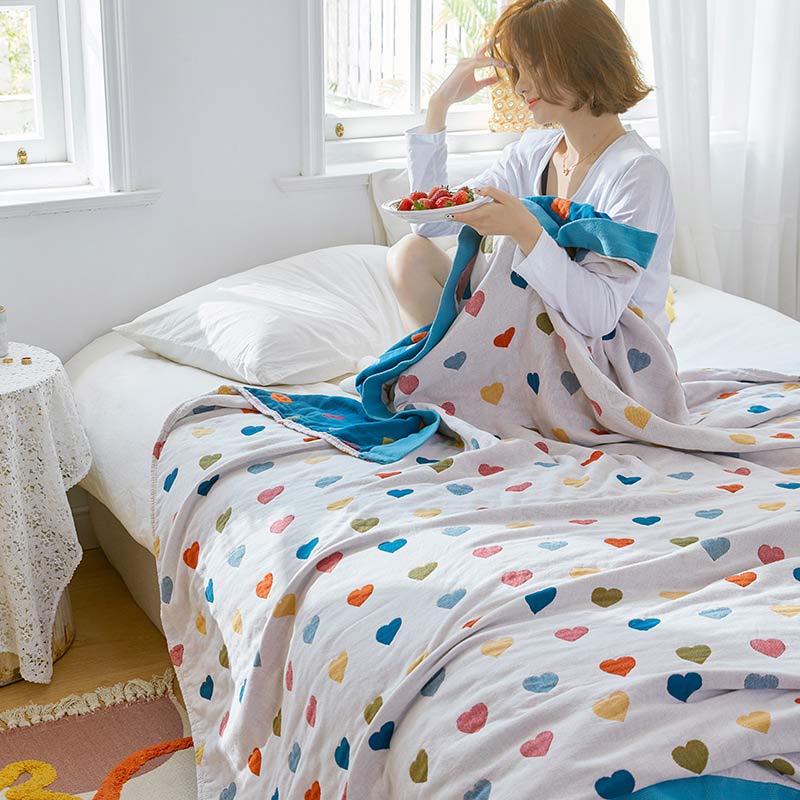 Trapunta reversibile in garza di cotone con cuori colorati