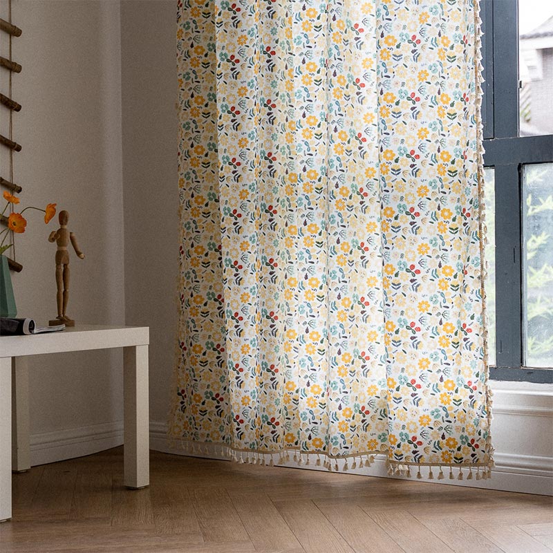 Tenda filtrante con nappa di fiori gialli