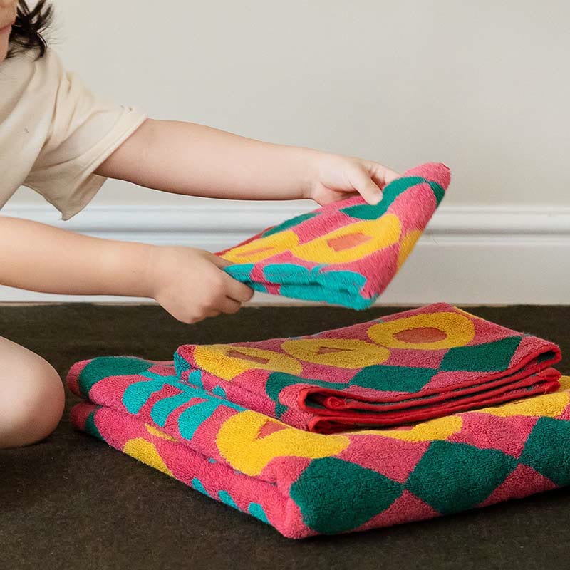 Asciugamano in cotone pettinato con stampa floreale alla moda