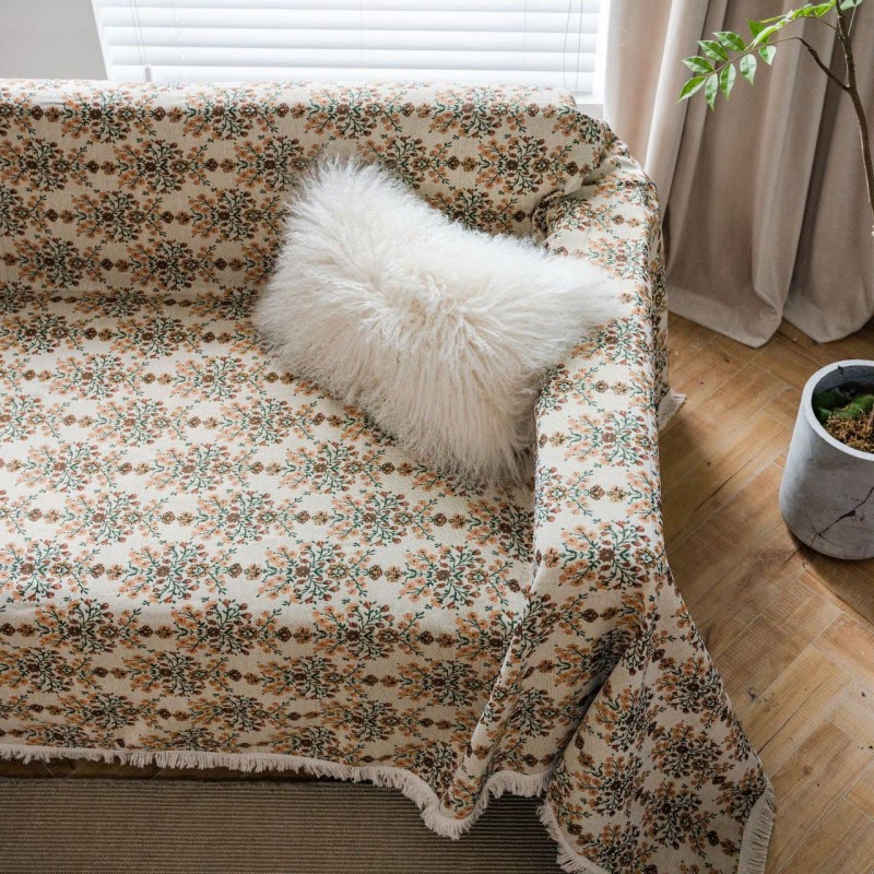 Copridivano con nappa in jacquard a fiori di prugna
