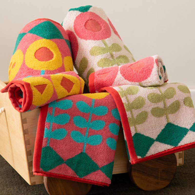 Asciugamano in cotone pettinato con stampa floreale alla moda