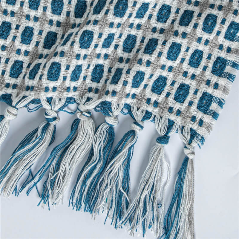 Coperta per divano lavorata a maglia Ownkoti con nappe