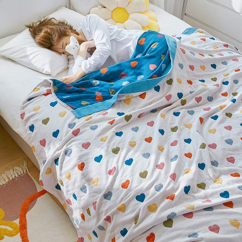 Trapunta reversibile in garza di cotone con cuori colorati