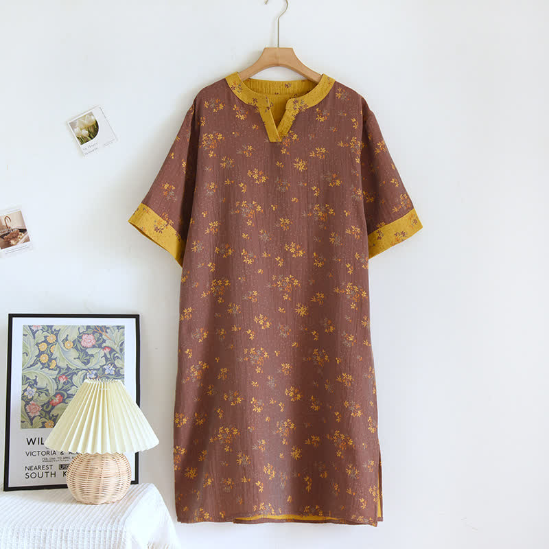 Camicia da notte in morbido cotone con scollo a V e motivo floreale naturale