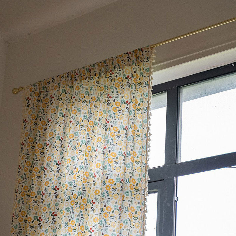 Tenda filtrante con nappa di fiori gialli
