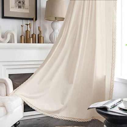 Tenda in cotone bianco con drappeggio traforato e nappa