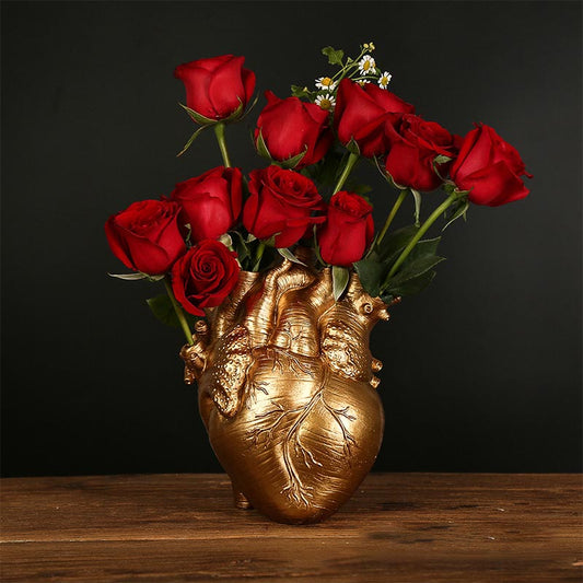 Vaso di fiori artificiali a forma di cuore