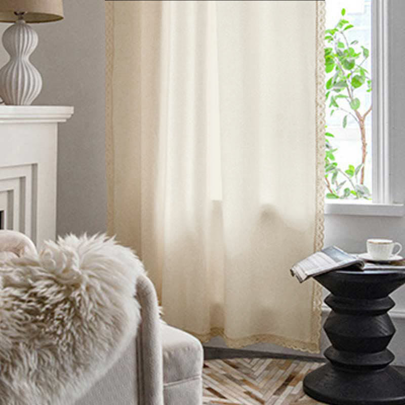 Tenda in cotone bianco con drappeggio traforato e nappa