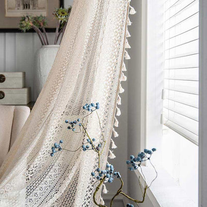 Tenda in cotone beige con nappe traforate