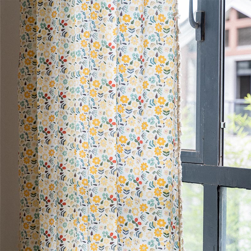 Tenda filtrante con nappa di fiori gialli