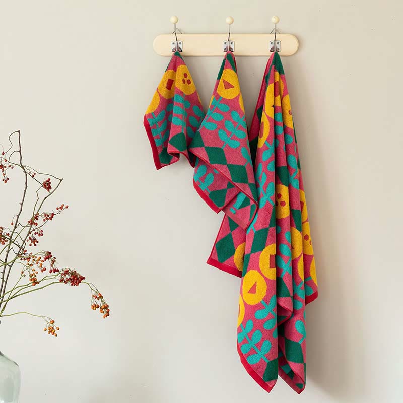 Asciugamano in cotone pettinato con stampa floreale alla moda