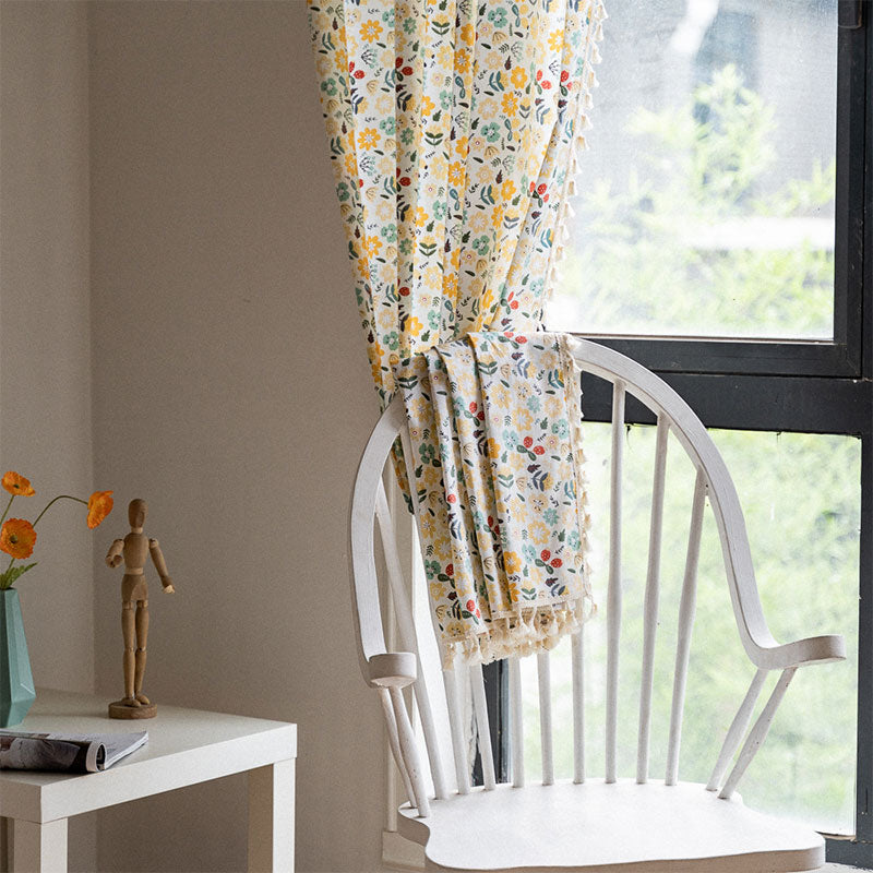Tenda filtrante con nappa di fiori gialli