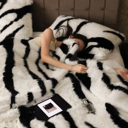 Coperta in pelliccia sintetica con stampa zebra moderna