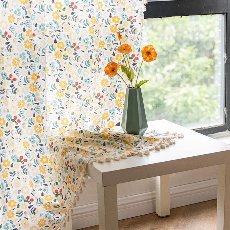 Tenda filtrante con nappa di fiori gialli