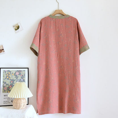 Camicia da notte in morbido cotone con scollo a V e motivo floreale naturale