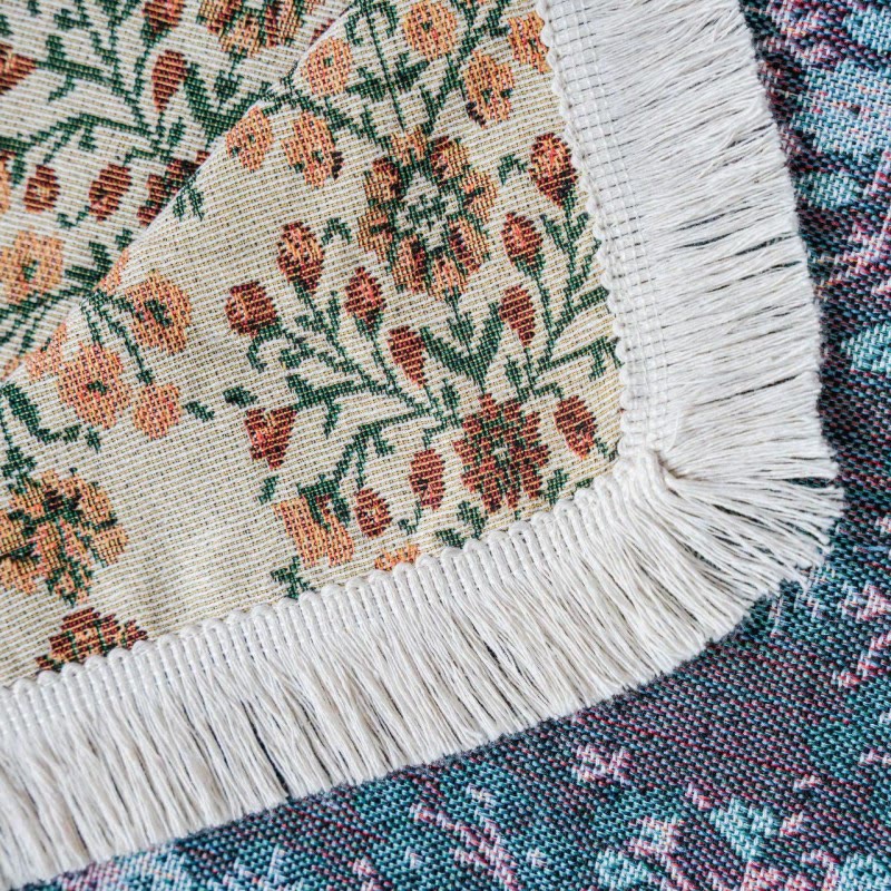 Copridivano con nappa in jacquard a fiori di prugna