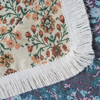 Copridivano con nappa in jacquard a fiori di prugna