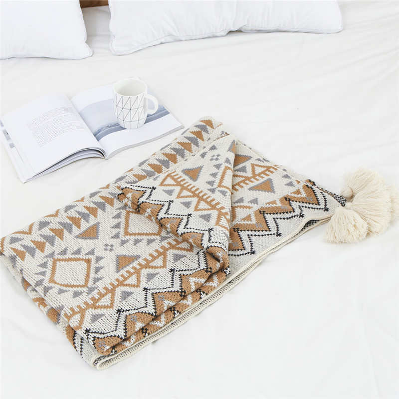 Coperta lavorata a maglia con nappe e motivo a forma di Ownkoti