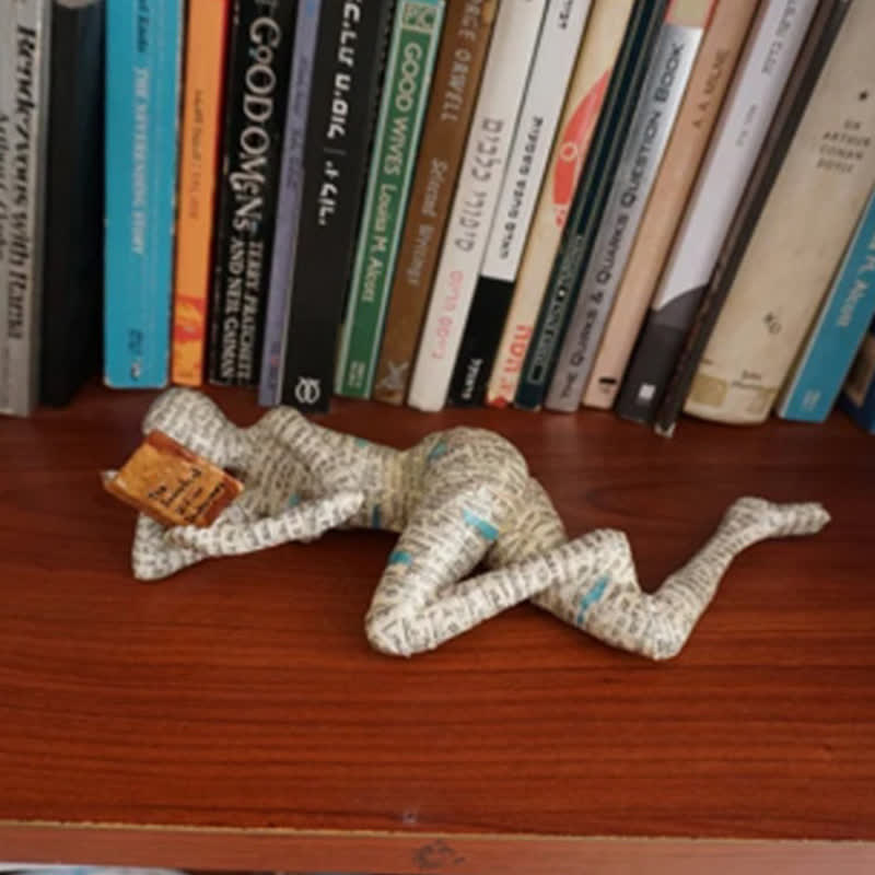 Statua della donna pensatrice che legge, decorazione per libreria