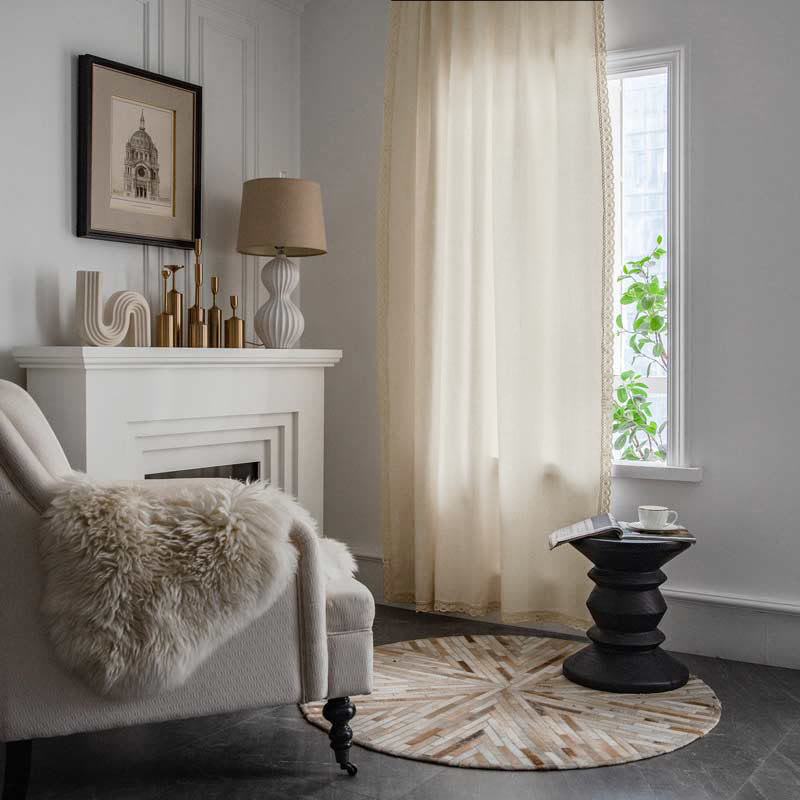 Tenda in cotone bianco con drappeggio traforato e nappa