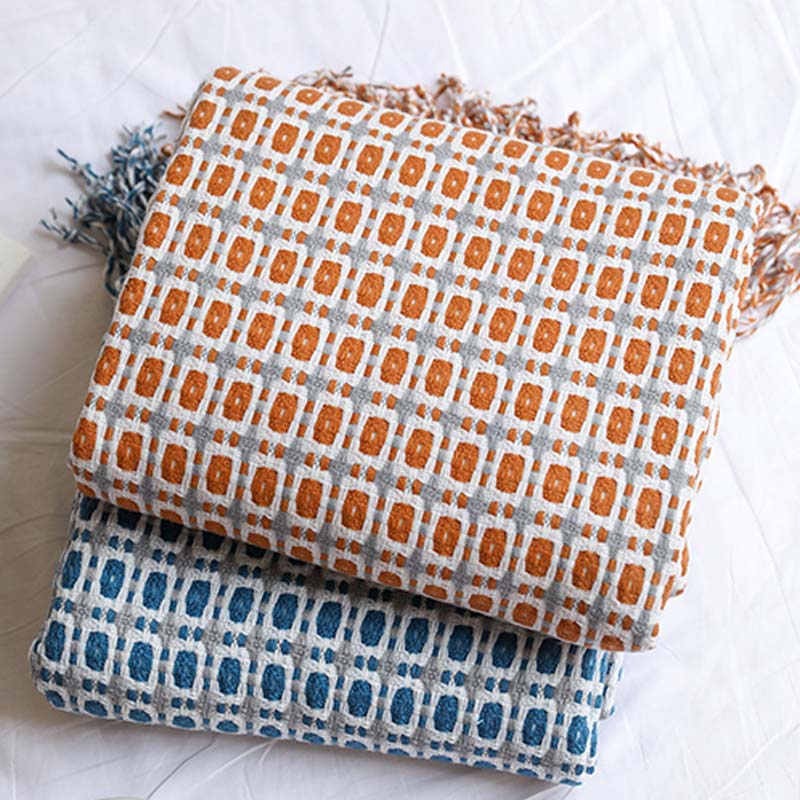 Coperta per divano lavorata a maglia Ownkoti con nappe
