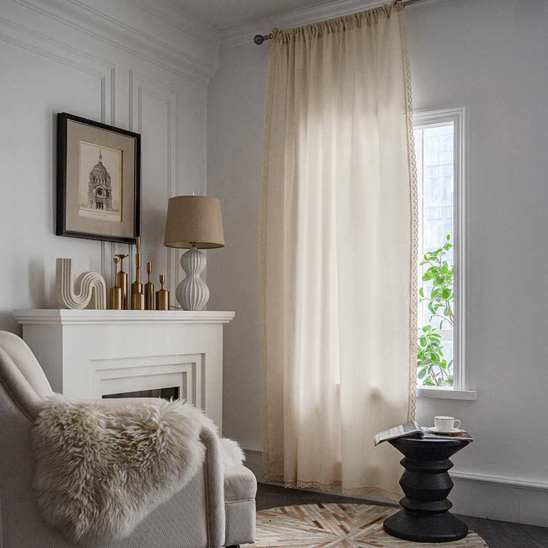 Tenda in cotone bianco con drappeggio traforato e nappa