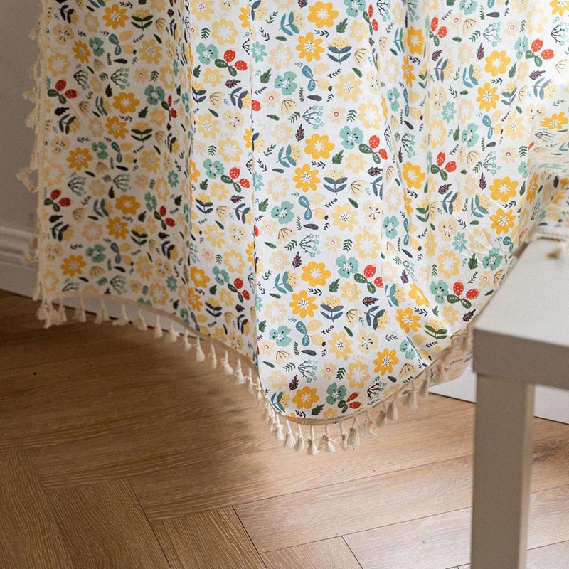 Tenda filtrante con nappa di fiori gialli