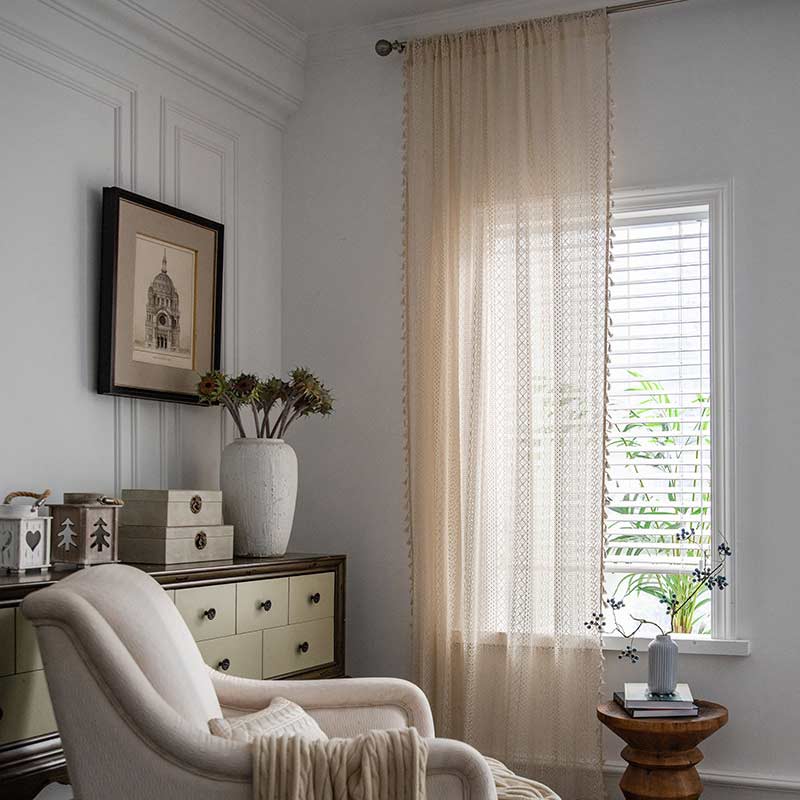 Tenda in cotone beige con nappe traforate