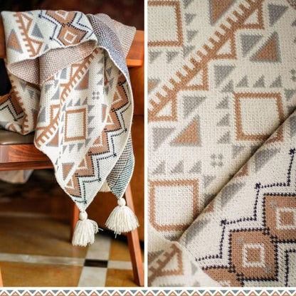 Coperta lavorata a maglia con nappe e motivo a forma di Ownkoti