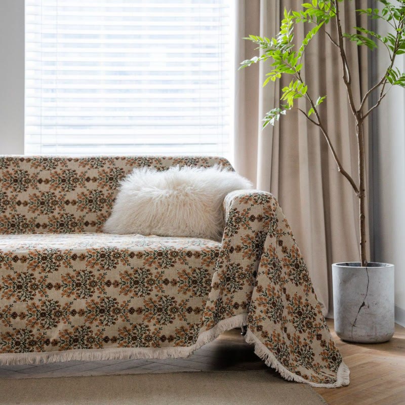 Copridivano con nappa in jacquard a fiori di prugna