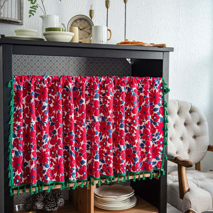 Tenda a strati con nappe e stampa a fiori rossi