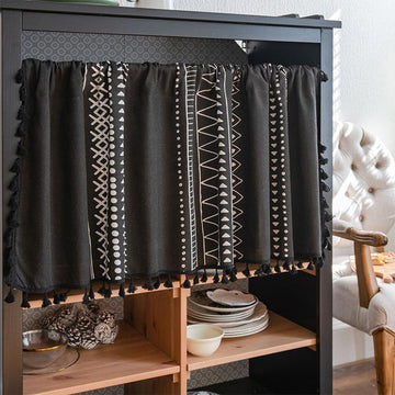 Tenda a strati con motivo a nappe in bianco e nero