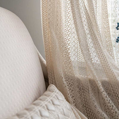 Tenda in cotone beige con nappe traforate