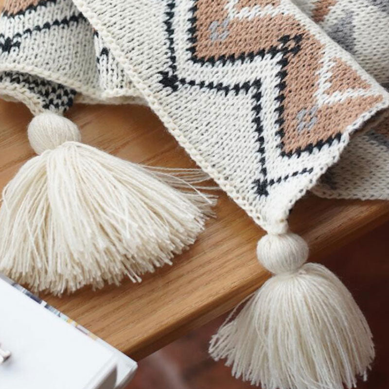 Coperta lavorata a maglia con nappe e motivo a forma di Ownkoti