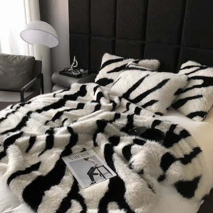 Coperta in pelliccia sintetica con stampa zebra moderna