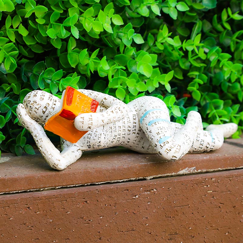 Statua della donna pensatrice che legge, decorazione per libreria
