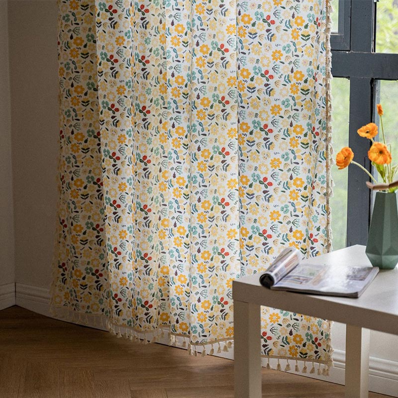 Tenda filtrante con nappa di fiori gialli