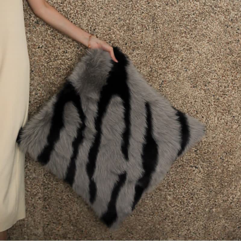 Coperta in pelliccia sintetica con stampa zebra moderna