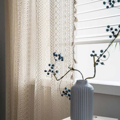 Tenda in cotone beige con nappe traforate