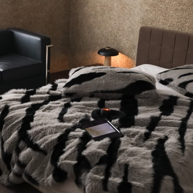 Coperta in pelliccia sintetica con stampa zebra moderna