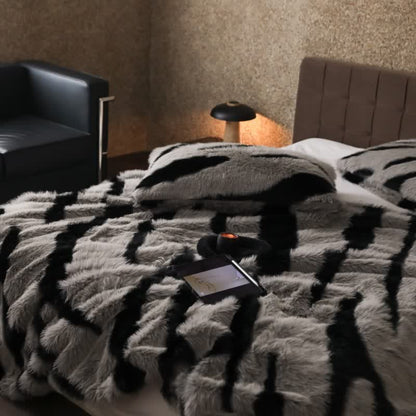 Coperta in pelliccia sintetica con stampa zebra moderna